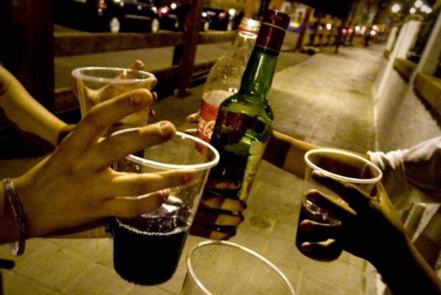 Un influencer muere tras emitir en directo como se bebía botellas de alcohol de un trago