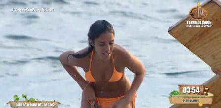 Claudia Martínez sufre un incidente y se queda en cueros al perder la parte baja del bikini
